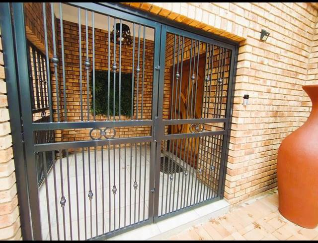 4 BEDROOM HOUSE FOR SALE IN SONNEVELD